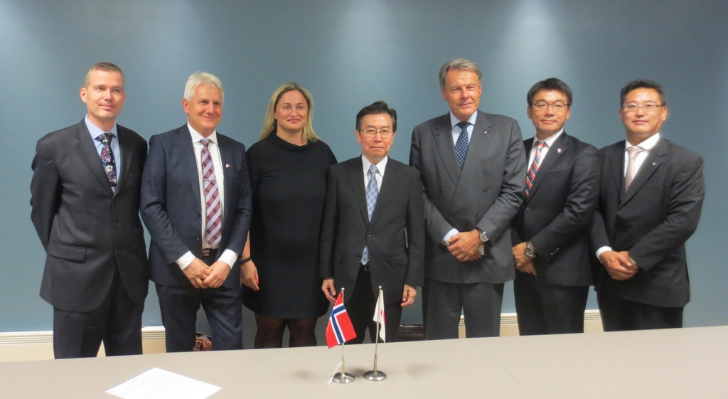 From left, Second; Mr. Morten Lind-Olsen, CEO of Dualog / Third; Ms. Dilek Ayhan,
Deputy minister of Norwegian Ministry of Trade, Industry
and Fisheries
/ Forth; Mr. Hiroshi Tabata,
Vice-Minister for International Affairs of Japanese MLIT
/ Fifth; Mr. Svein Steimler, Corporate Officer of NYK / Sixth; Dr. Hideyuki Ando of NYK
