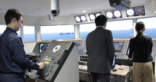Like a navigation officer? Experiment utilizing the ship-handling simulator  (the quartermaster on the left is Mr. Sakaue).