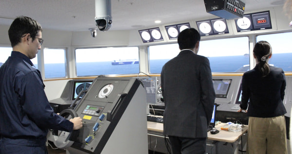 Like a navigation officer? Experiment utilizing the ship-handling simulator (the quartermaster on the left is Mr. Sakaue).