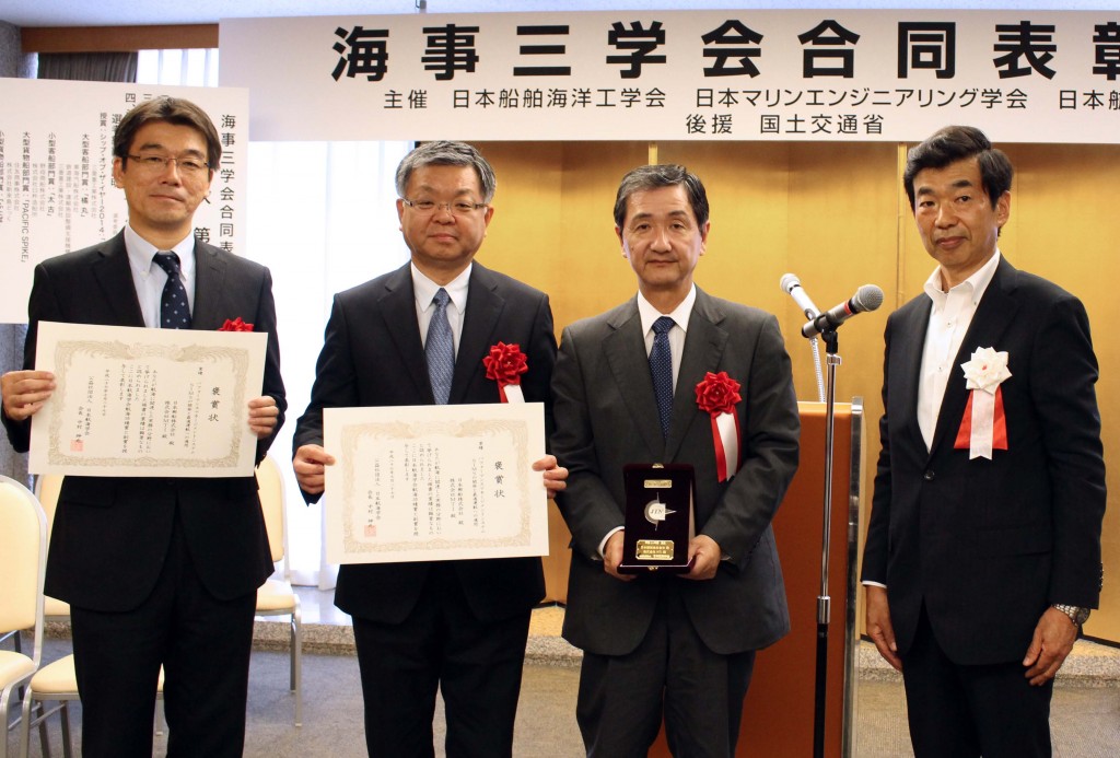 写真左から:当社船舶技術部門長 安藤英幸、日本郵船専務経営委員 赤峯浩一、当社代表取締役社長 五十嵐誠